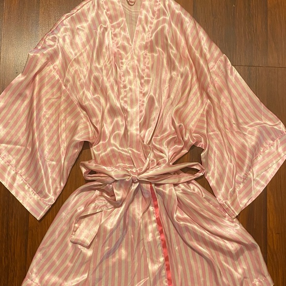 VS Robe - Picture 3 of 3